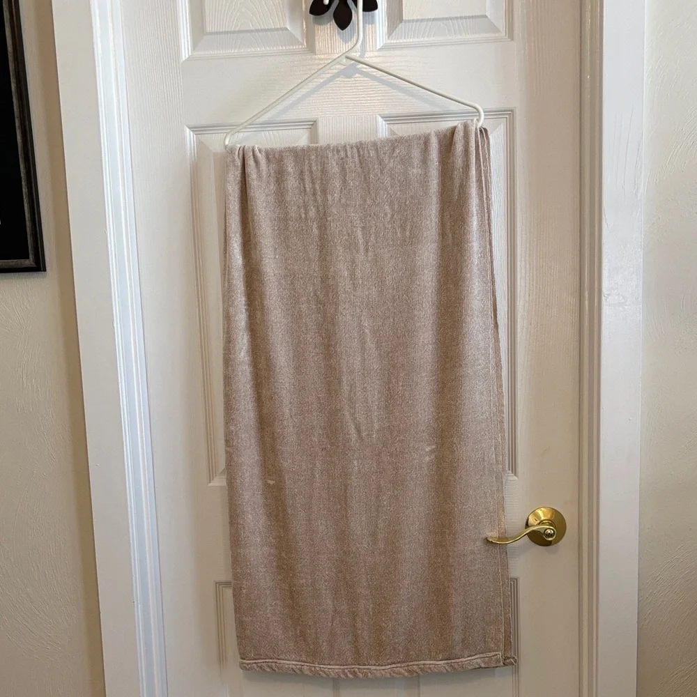Chenille Cozy Tan Throw Blanket W/Fringe Decor Piece Gorgeous 40 wide x 58 long